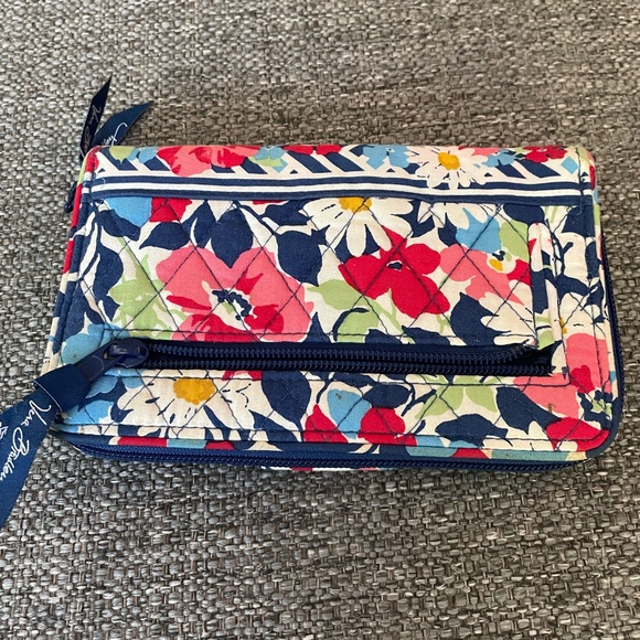 Vera Bradley Trifold wallet/organizer in very good condition 5x8” - Picture 3 of 4